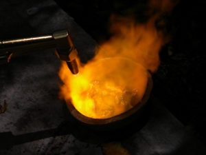 Smeltende guld og kobber (rødguld legering)