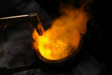 Smeltende guld og kobber (rødguld legering)